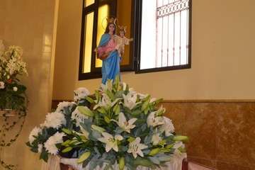 Talla pequeña de María Auxiliadora que participará en la procesión del Rosario de la Aurora con una ornamentación floral a cargo de Segundo Amador (Foto Francisco Javier Santana)