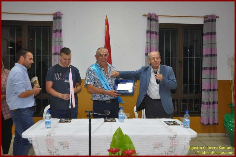 El pregonero recibió una placa de la comisión de fiestas en agradecimiento (Foto TF)