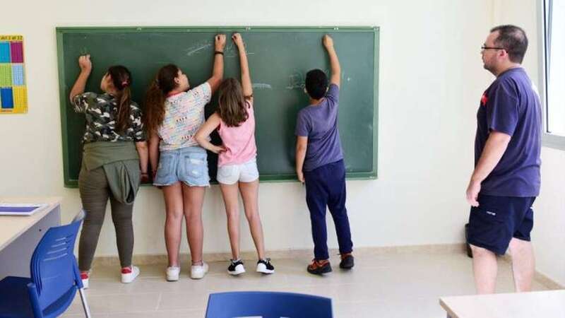 Los educadores ayudan a los críos a hacer los deberes (Foto Arcadio Suárez/C7)