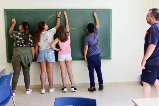 Los educadores ayudas a los menores a realizar sus tareas escolares (Foto Arcadio Suárez/C7)