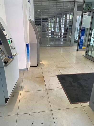 Reguero de orines malolientes en la oficina del BBVA de Los Llanos (Foto TA)