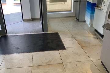  Orines y mal olor, moneda de cambio del BBVA de Los Llanos (Foto TA)