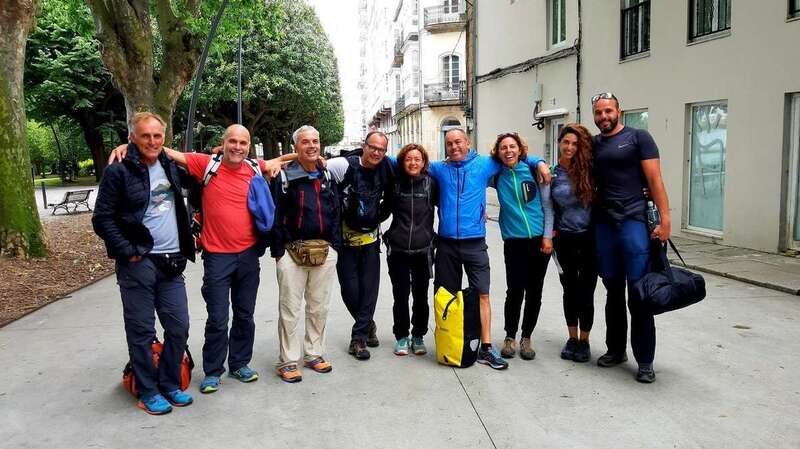 Los senderistas teldenses preparados para el camino (Foto La Voz de Galicia)