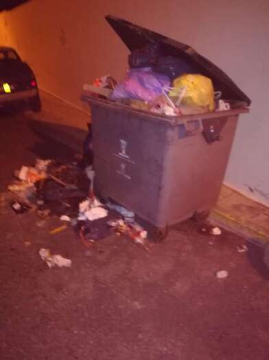 Contenedor pegado a la vivienda lleno de residuos (Foto TA)