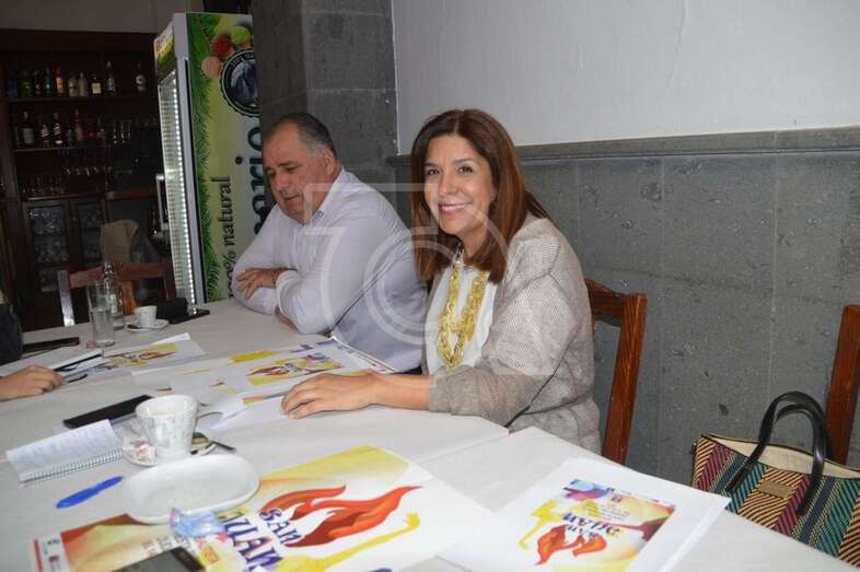 El concejal Juan Martel (i) y la alcaldesa Carmen Hernández (d) presentaron este lunes el programa de actos (Foto TA) El concejal Juan Martel (i) y la alcaldesa Carmen Hernández (d) presentaron este lunes el programa de actos (Foto TA)