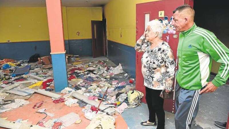 Fredeswinda y Domingo contemplan el tristeza el estado que presentan las instalaciones (Foto Canarias7)