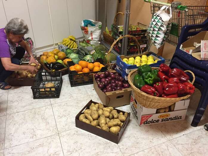 La Concejalía de Festejos ha donado a la parroquia veinticinco cajas con unos 200 kilos de alimentos (Foto TA)