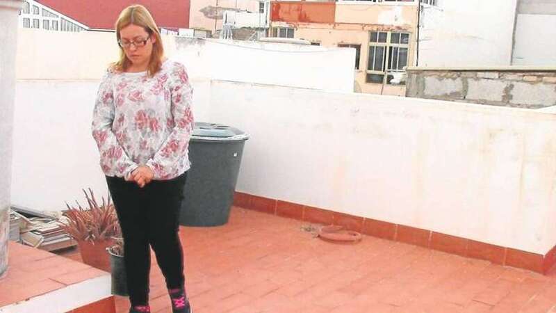 Sira María, durante la reconstrucción del crimen en una casa de La Isleta en la que guardó un día el bidón con el cuerpo de Daniel antes de tirarlo al mar (Foto Canarias7)