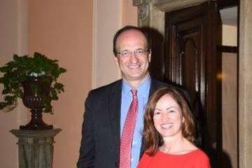 Lola Castro recibe la condecoración Cruz Isabel la Católica (Foto TA)