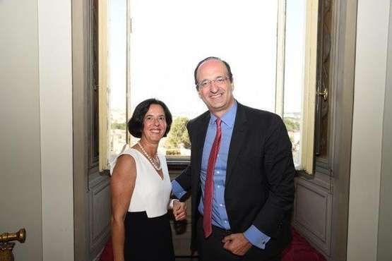 Lola Castro recibe la condecoración Cruz Isabel la Católica (Foto TA)