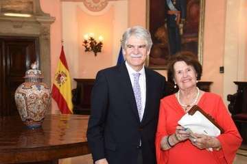 Lola Castro recibe la condecoración Cruz Isabel la Católica (Foto TA)