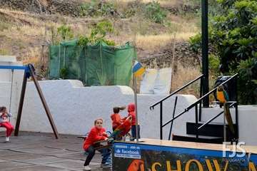 El espectáculo de aves exóticas de Paco Plumas se exhibe en La Breña (Foto FJS)