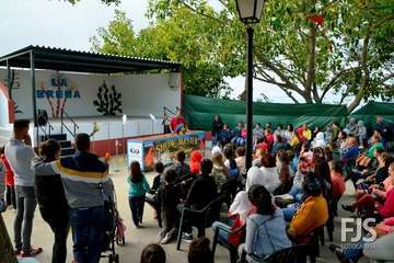 El espectáculo de aves exóticas de Paco Plumas se exhibe en La Breña (Foto FJS)