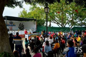 El espectáculo de aves exóticas de Paco Plumas se exhibe en La Breña (Foto FJS)