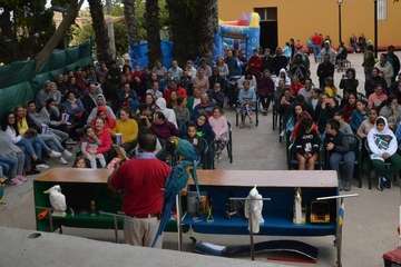 El espectáculo de aves exóticas de Paco Plumas se exhibe en La Breña (Foto FJS)