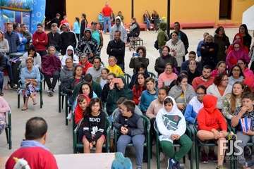 El espectáculo de aves exóticas de Paco Plumas se exhibe en La Breña (Foto FJS)