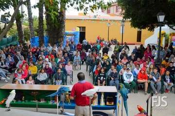 El espectáculo de aves exóticas de Paco Plumas se exhibe en La Breña (Foto FJS)