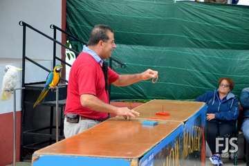El espectáculo de aves exóticas de Paco Plumas se exhibe en La Breña (Foto FJS)