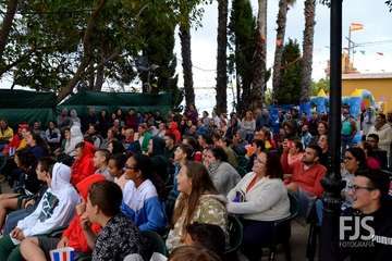 El espectáculo de aves exóticas de Paco Plumas se exhibe en La Breña (Foto FJS)