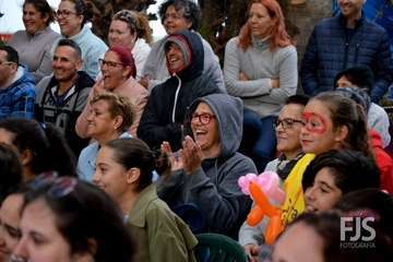 El espectáculo de aves exóticas de Paco Plumas se exhibe en La Breña (Foto FJS)