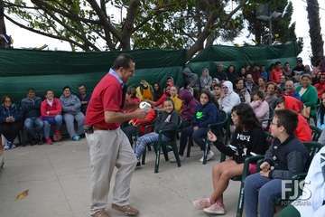 El espectáculo de aves exóticas de Paco Plumas se exhibe en La Breña (Foto FJS)