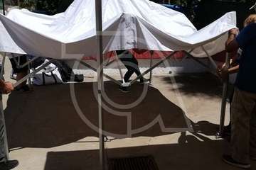 Carpas instaladas en la plaza de La Breña como camerinos para la gala Drag Queen (Foto TA)