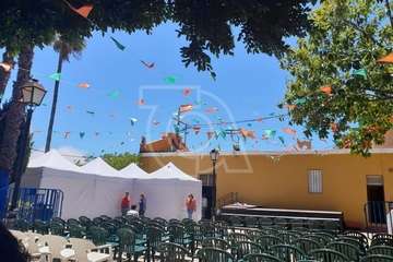 Carpas instaladas en la plaza de La Breña como camerinos para la gala Drag Queen (Foto TA)