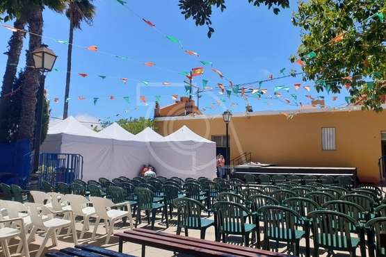 Carpas instaladas en la plaza de La Breña como camerinos para la gala Drag Queen (Foto TA)