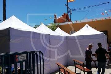 Carpas instaladas en la plaza de La Breña como camerinos para la gala Drag Queen (Foto TA)