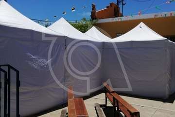 Carpas instaladas en la plaza de La Breña como camerinos para la gala Drag Queen (Foto TA)