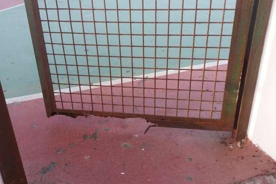  Puerta rota y oxidada en la cancha de Clavellinas (Foto TA)