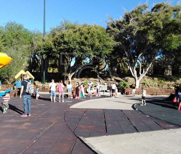 Grupo de jóvenes haciendo proselitismo religioso en el parque de San Juan (Foto TA)