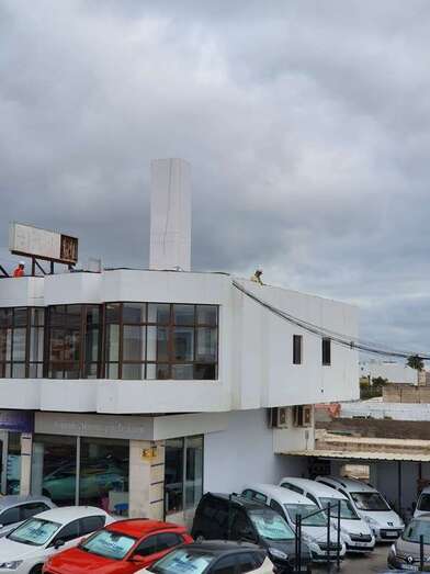 Antena camuflada dentro un cajón que sobresale de la azotea del inmueble (Foto TA)