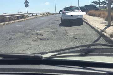 Baches y socavones, protagonistas del tramo final del vial costero de Telde (Foto TA)