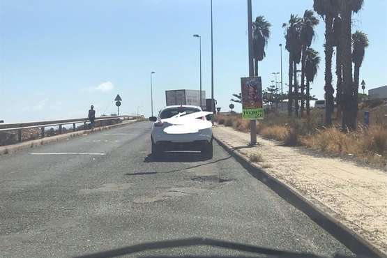 Baches y socavones, protagonistas del tramo final del vial costero de Telde (Foto TA)
