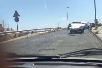Baches y socavones, protagonistas del tramo final del vial costero de Telde (Foto TA)
