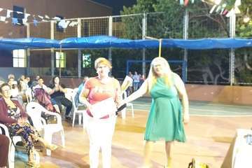 Reconocimiento a las mujeres del barrio de Hornos del Rey (Foto TA)