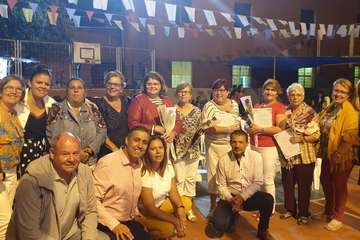 Reconocimiento a las mujeres del barrio de Hornos del Rey (Foto TA)