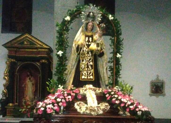 Trono engalanado de la Virgen del Carmen, preparado en la Parroquia de San Gregorio para la procesión de esta tarde-noche (Foto TA)