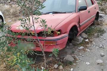 Un cementerio de coches en el centro urbano de Telde (Foto TA)