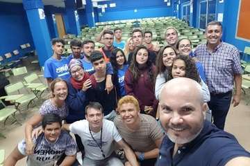 Un grupo de jóvenes que se preparan para ser líderes comunitarios â€˜encantaâ€™ a Los Gofiones (Foto TA)
