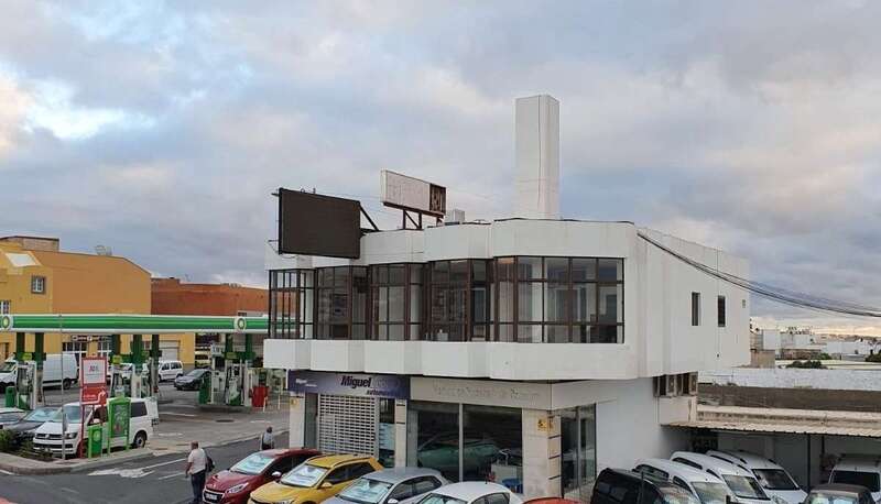 Imagen del edificio sobre el que han instalado la antena camuflada (Foto TA)