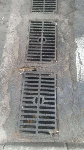 Rejillas del punto de recogida de aguas pluviales por la que salen malos olores (Foto TA)