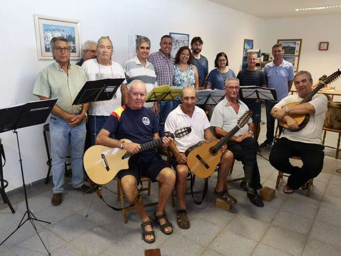 El concejal Servando González, con miembros de Tagoror (Foto TA)