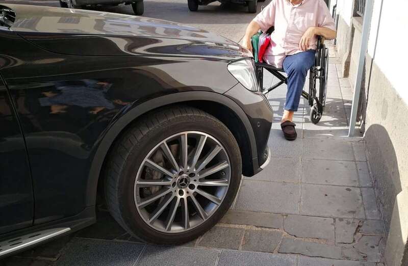 Una persona con movilidad reducida se topa con un vehículo invadiendo la acera en San Juan (Foto TA)