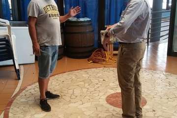 Eloy Santana toma nota de las necesidades de El Ejido (Foto TA)