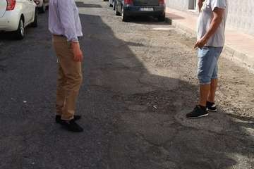 Eloy Santana toma nota de las necesidades de El Ejido (Foto TA)