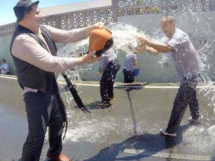 Juan Marte (i), en la batalla del agua durante una de las ediciones de la Traída (Foto TA)