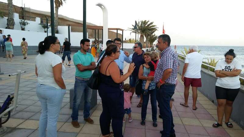 El concejal Servando González con miembros del nuevo colectivo de la playa de Ojos de Garza (Foto TA)