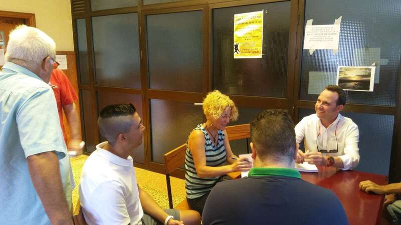 Auri Saavedra y Eloy Santana escuchando a los vecinos del pueblo de Ojos de Garza (Foto TA)